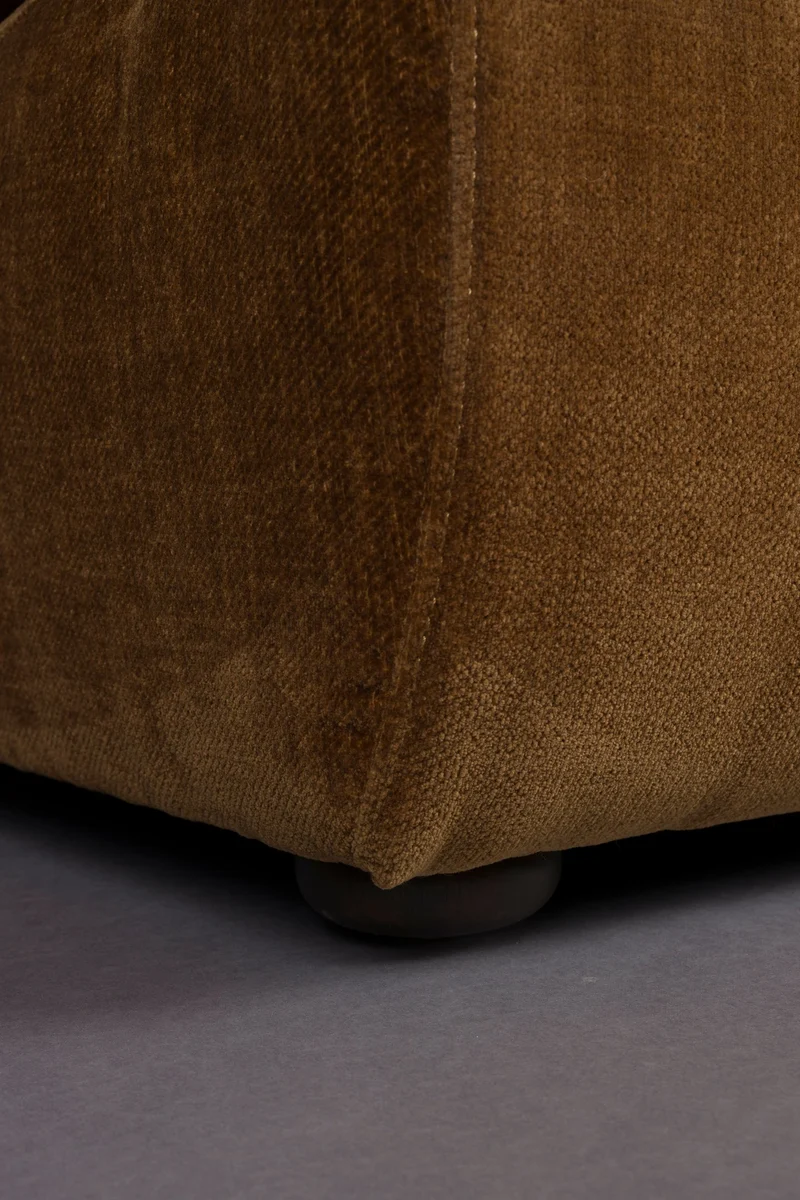 Loungesessel Radley Cognac von Dutchbone mit Samtbezug und Holzbeinen