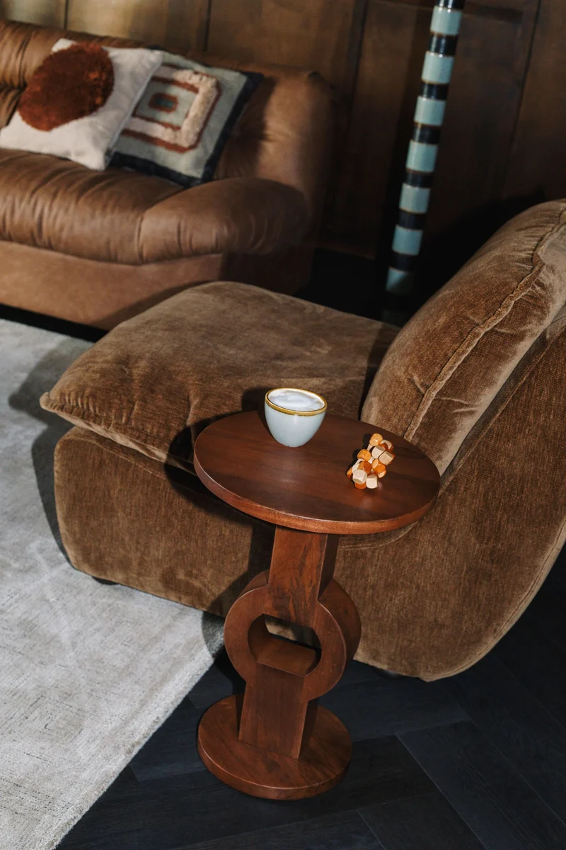 Loungesessel Radley Cognac von Dutchbone mit Samtbezug und Holzbeinen