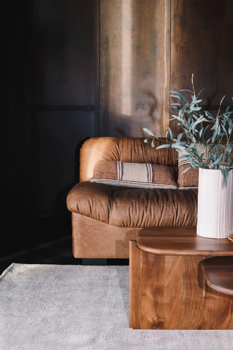 Loungesessel Radley Cognac von Dutchbone mit Samtbezug und Holzbeinen