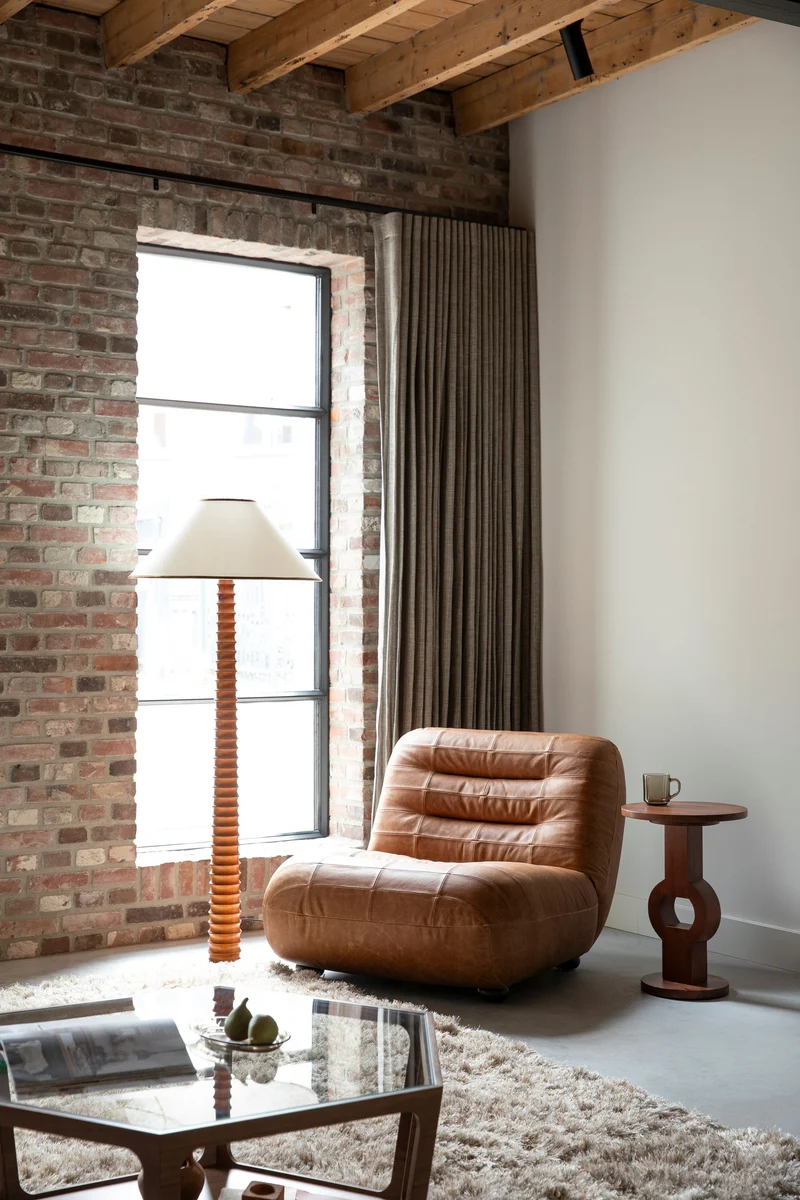 Loungesessel Wyatt Cognac aus Leder mit Gummibaumholz-Beinen
