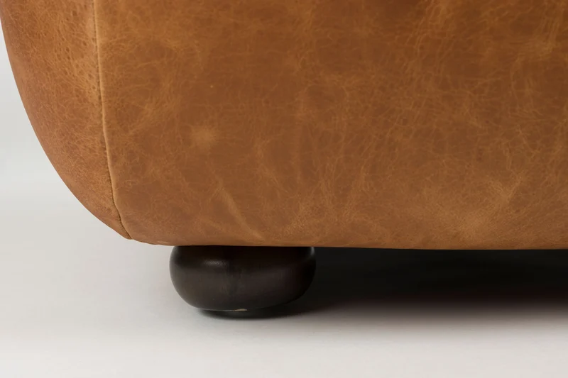 Loungesessel Wyatt Cognac aus Leder mit Gummibaumholz-Beinen