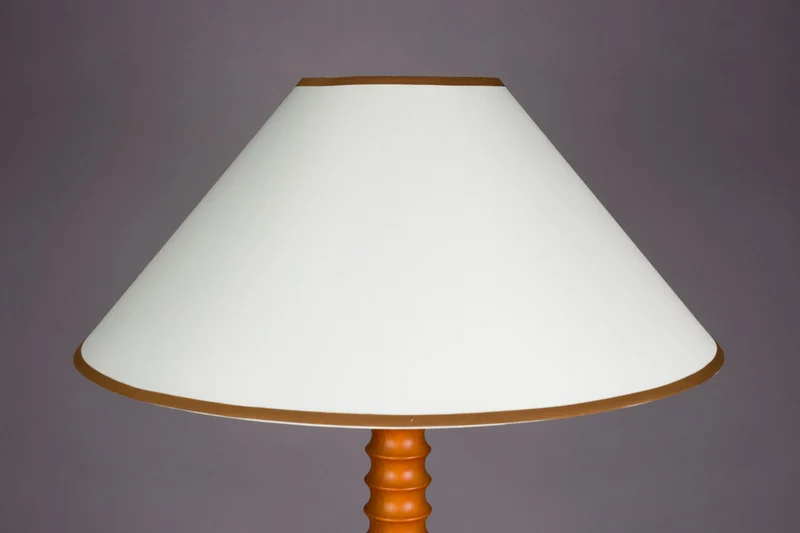 Stehlampe Horace mit massivem Eichenholzfuß und beigem Baumwollschirm