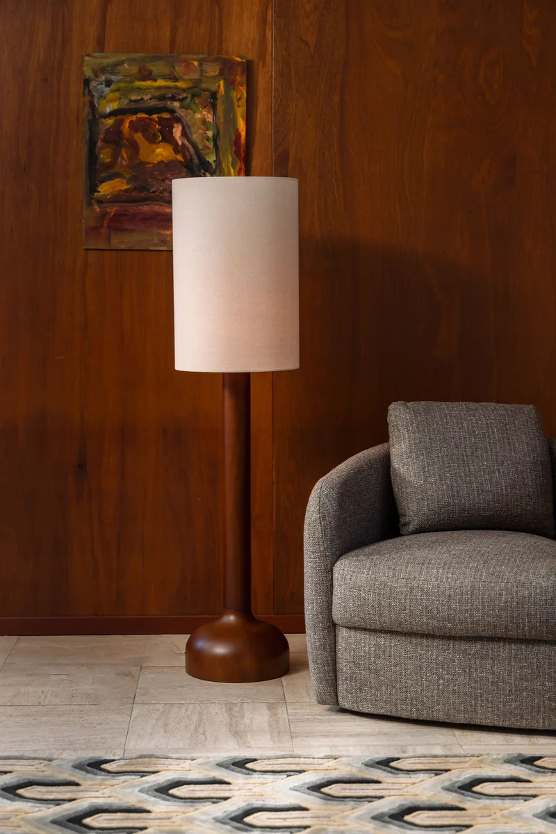 Stehlampe Jones von Dutchbone mit Gestell aus Gummibaumholz in Beige