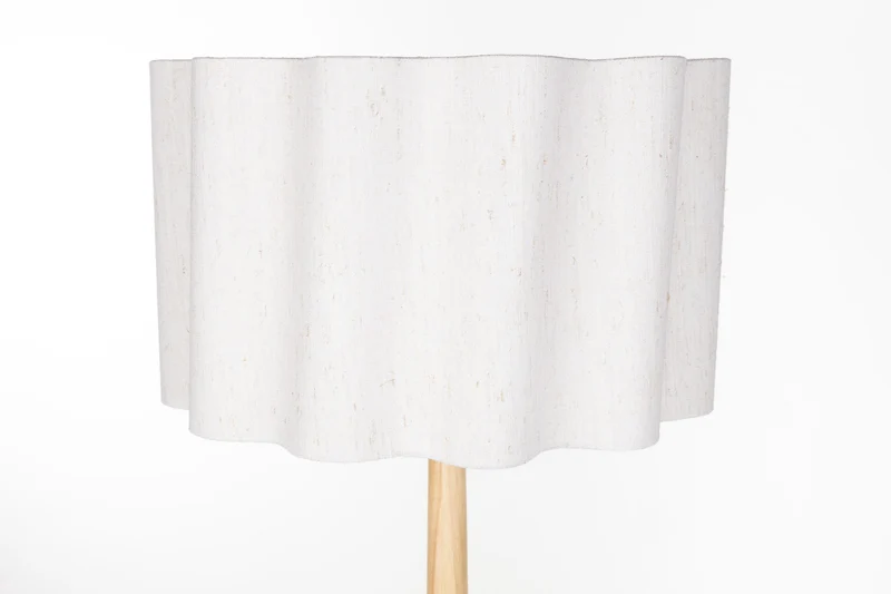 Stehlampe Scallop mit Jute-Lampenschirm, Gummibaumholz von Dutchbone