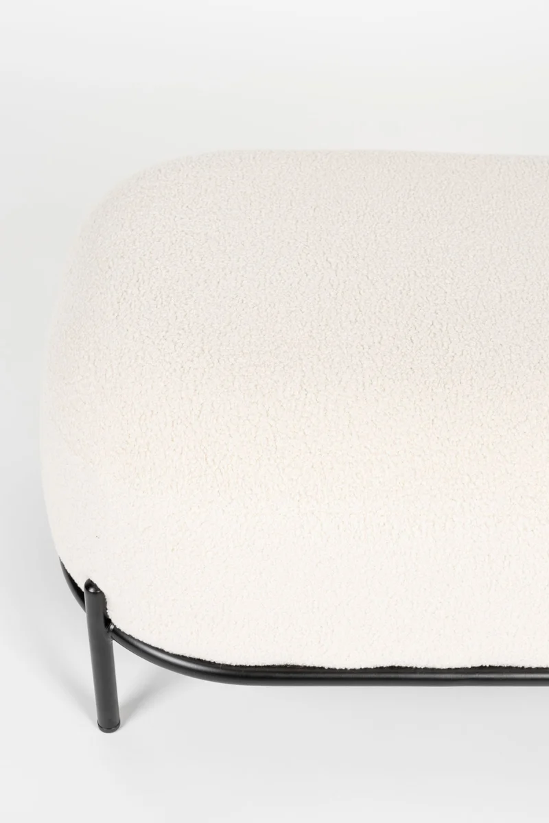 Hocker Polly Teddy Ivory mit Metallgestell als Fußstütze im Wohnzimmer