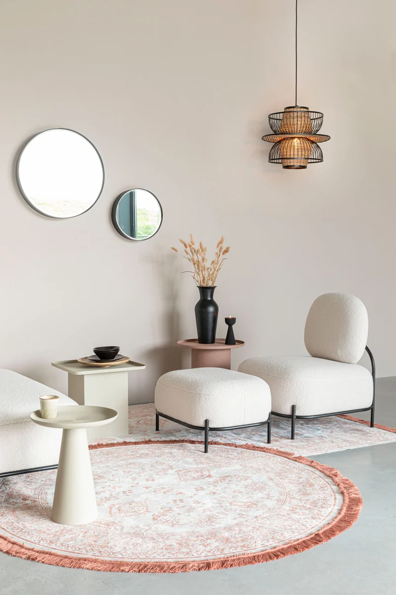 Hocker Polly Teddy Ivory mit Metallgestell als Fußstütze im Wohnzimmer