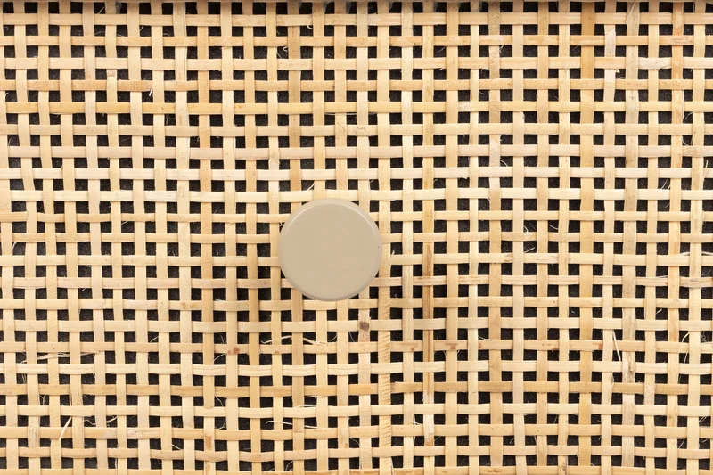 Beistelltisch Amaya im Japandi-Stil, oval mit Rattanschublade in Beige