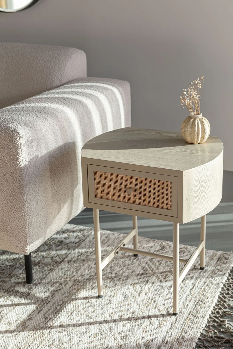 Beistelltisch Amaya im Japandi-Stil, oval mit Rattanschublade in Beige
