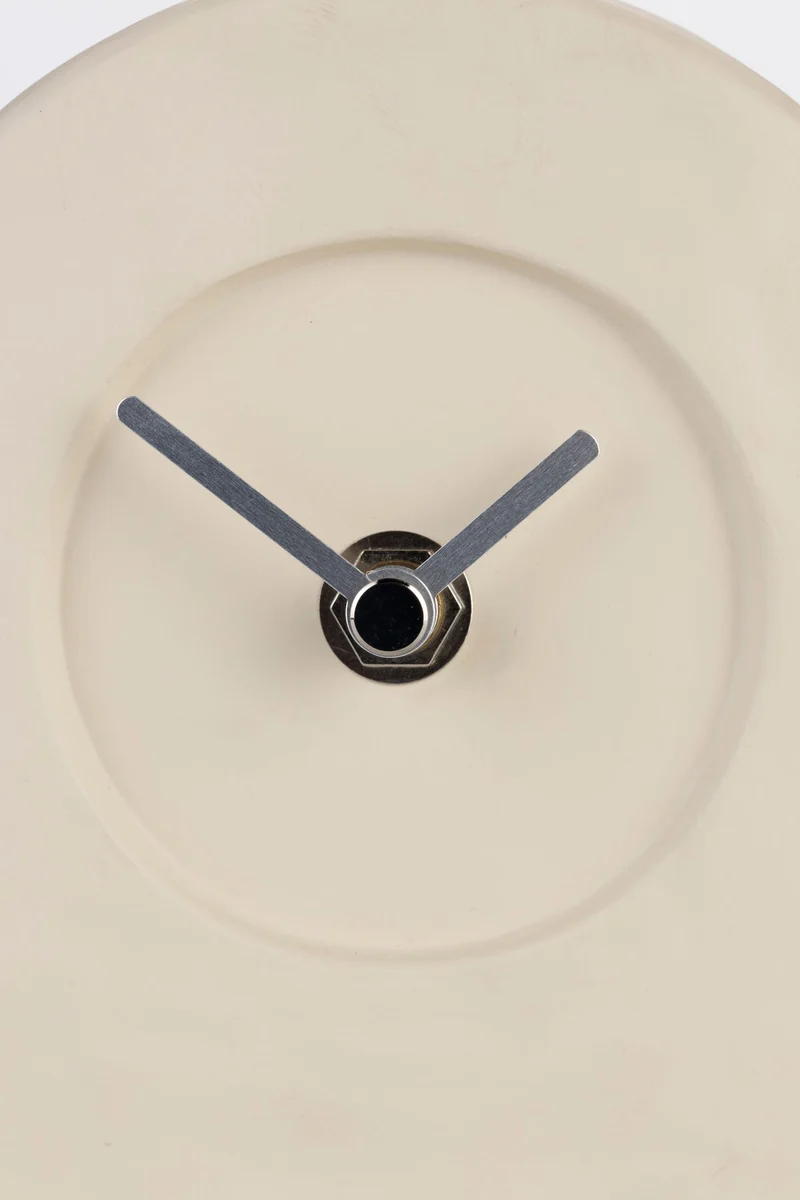 Uhr Grandma von Zuiver, Keramik-Wanduhr in Beige mit silbernen Zeigern