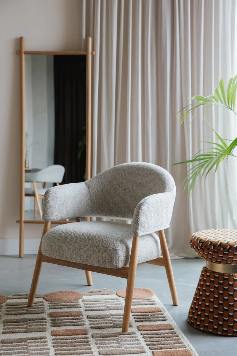 Loungesessel Indy Hellbraun-Beige mit Stoffbezug und Eichenholzgestell