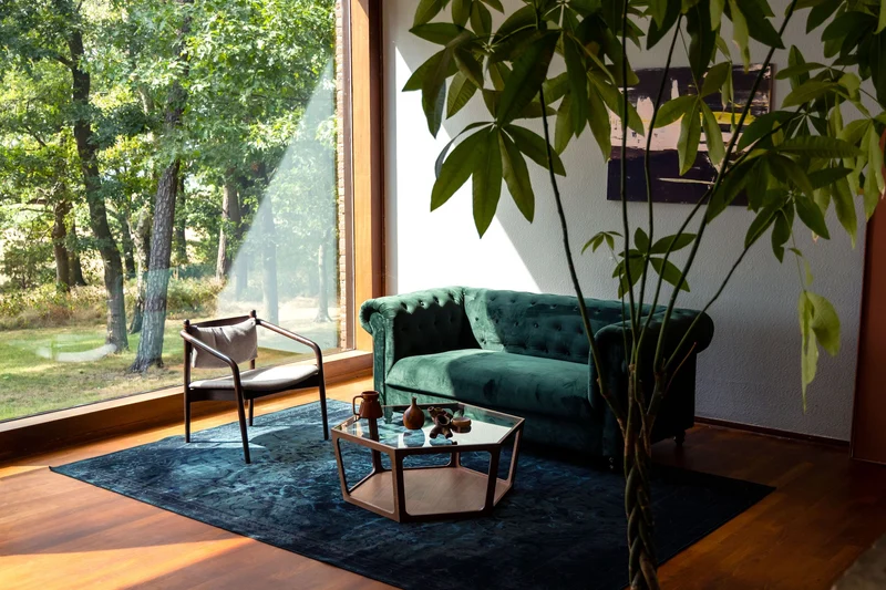 Couchtisch Sita im Vintage-Design mit Glasplatte und Nussbaumfurnier