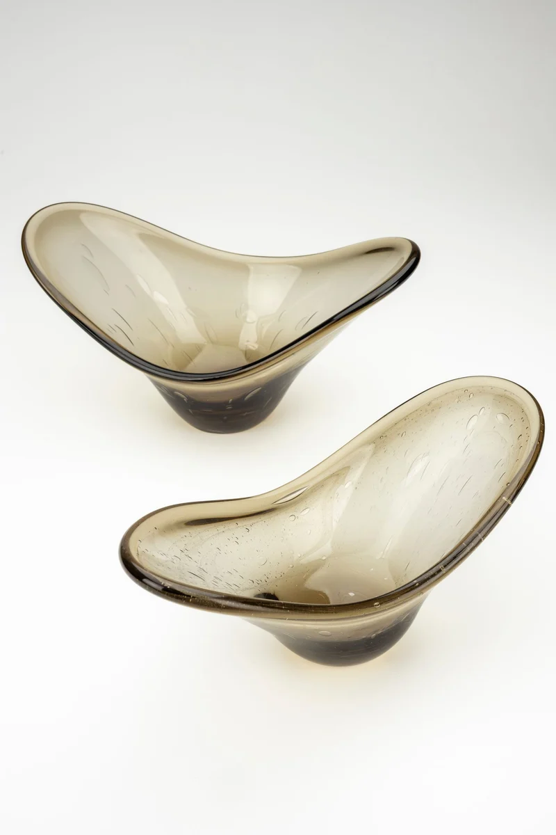 Tablett Dale aus schwarzem Rauchglas mit geschwungener Form, Dutchbone