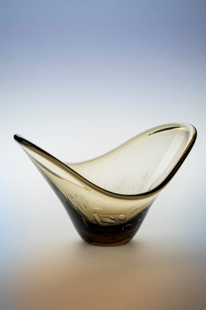 Tablett Dale aus schwarzem Rauchglas mit geschwungener Form, Dutchbone