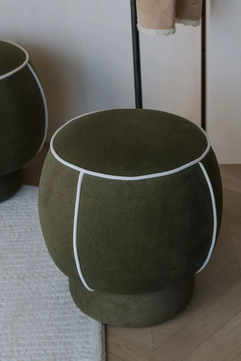 Hocker Marina Green mit Kontrastnaht, rundes Design fürs Wohnzimmer