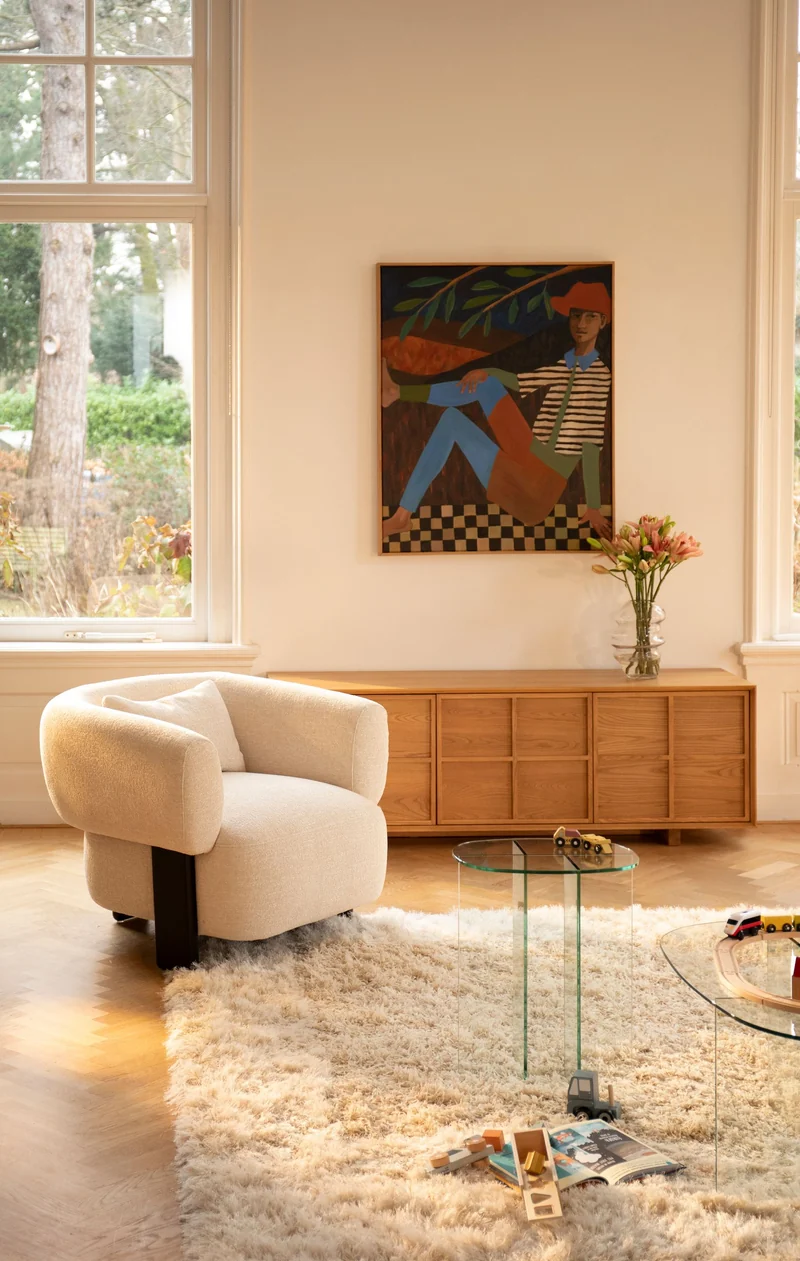Loungesessel Neil in Beige mit dunklen Holzbeinen von Zuiver