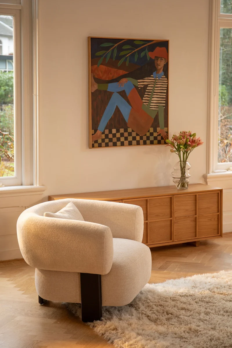 Loungesessel Neil in Beige mit dunklen Holzbeinen von Zuiver