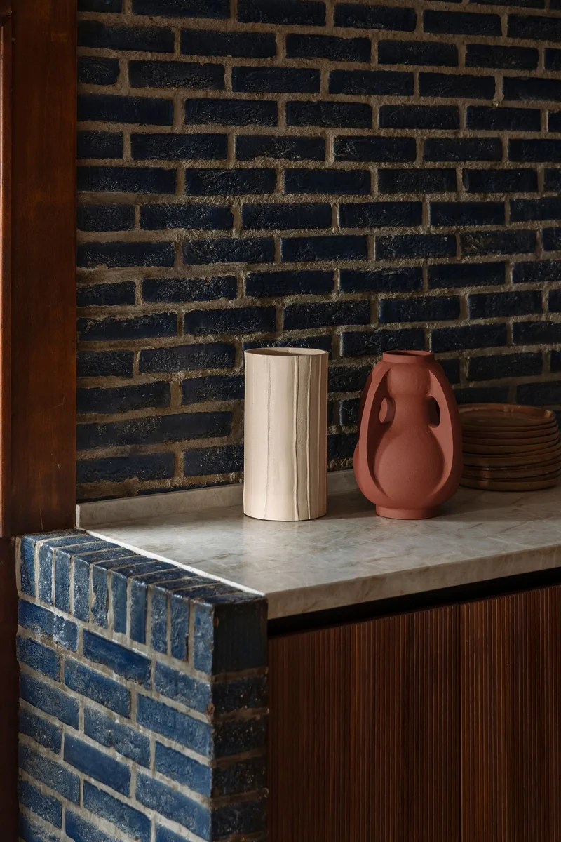 Deko-Vase Rander Beige von Dutchbone aus wasserdichtem Aluminium