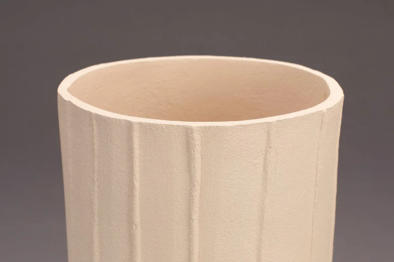 Deko-Vase Rander Beige von Dutchbone aus wasserdichtem Aluminium