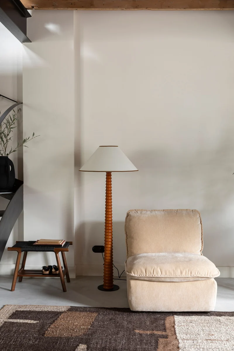 Loungesessel Radley Beige mit Veloursbezug, Holzbeinen von Dutchbone