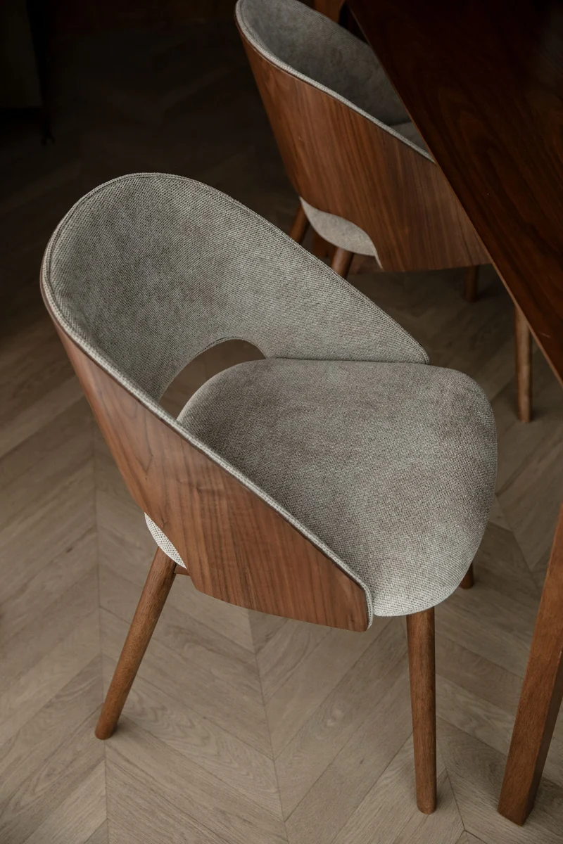 Esszimmerstuhl Velore Beige mit Gestell aus Gummibaumholz in Walnuss