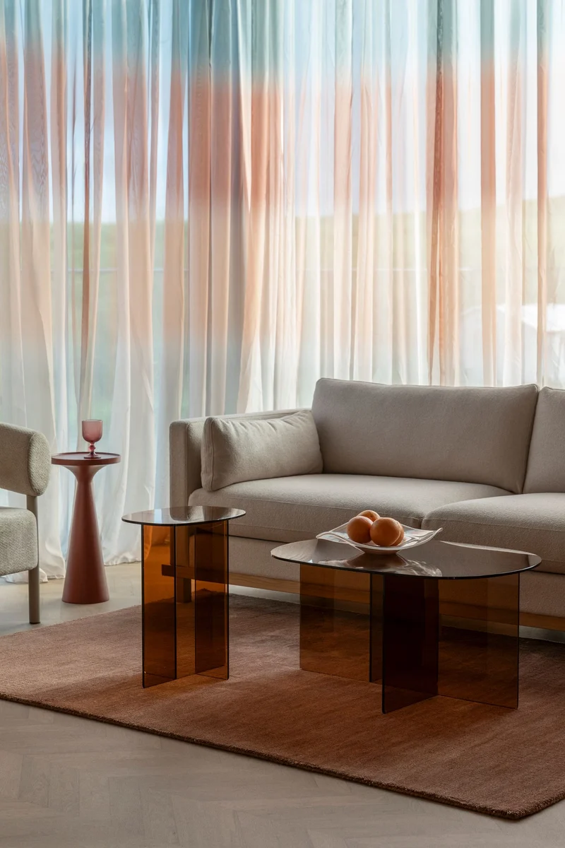 Couchtisch Linea Brown aus Glas mit ovaler Tischplatte von Zuiver