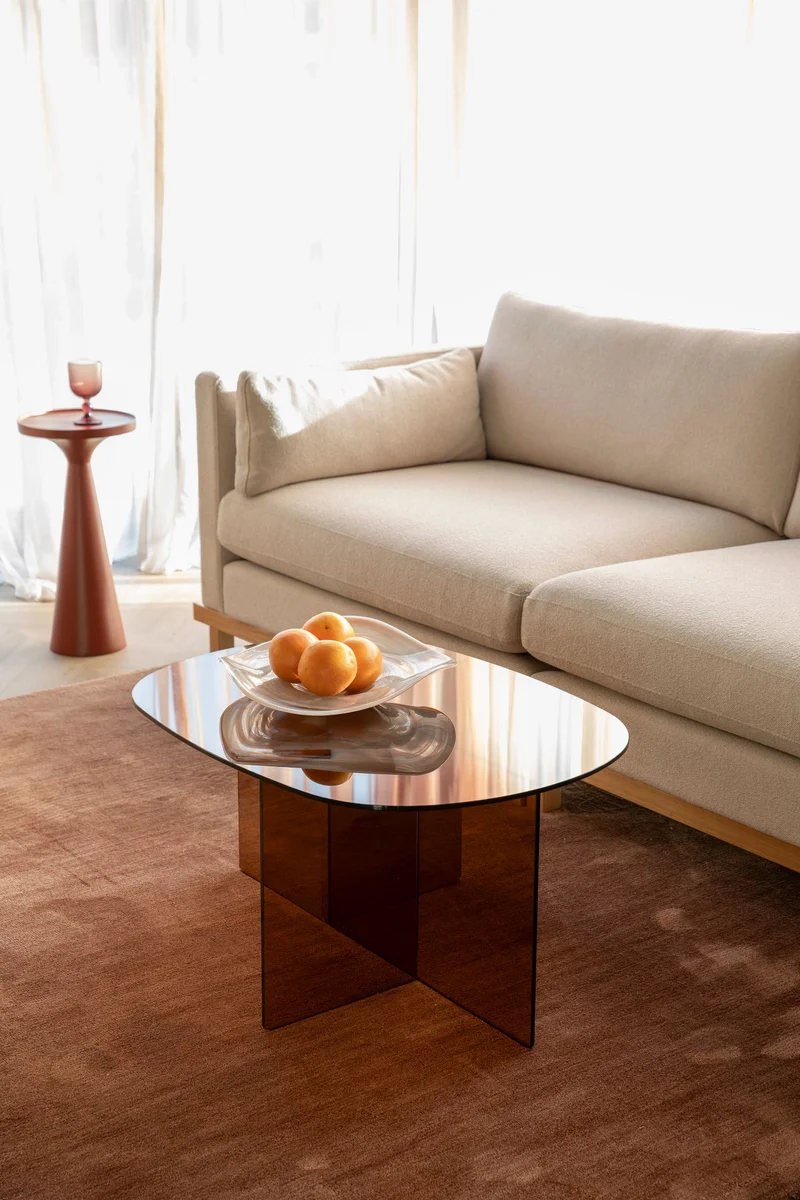 Couchtisch Linea Brown aus Glas mit ovaler Tischplatte von Zuiver