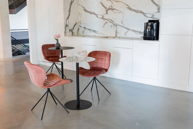 Bistrotisch Snow Black von Zuiver, runder Tisch aus Stahl, Schwarz