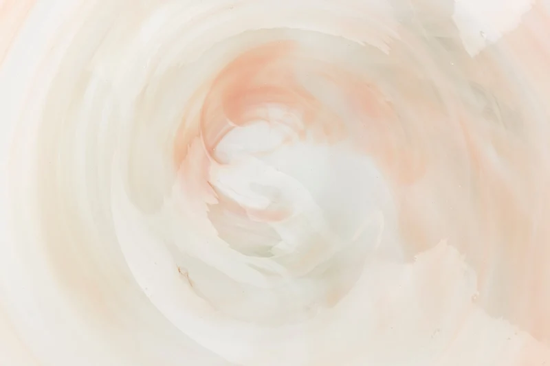 Tablett Maria von Zuiver aus Glas, Off-White mit Blush-Effekt