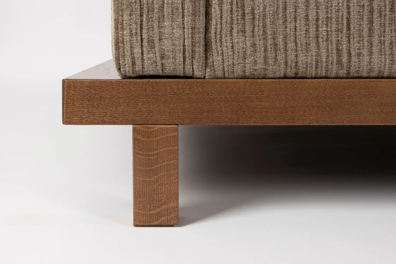 Sofa Blossom 3-Sitzer Moss mit Eichenholz-Gestell im Japandi-Stil