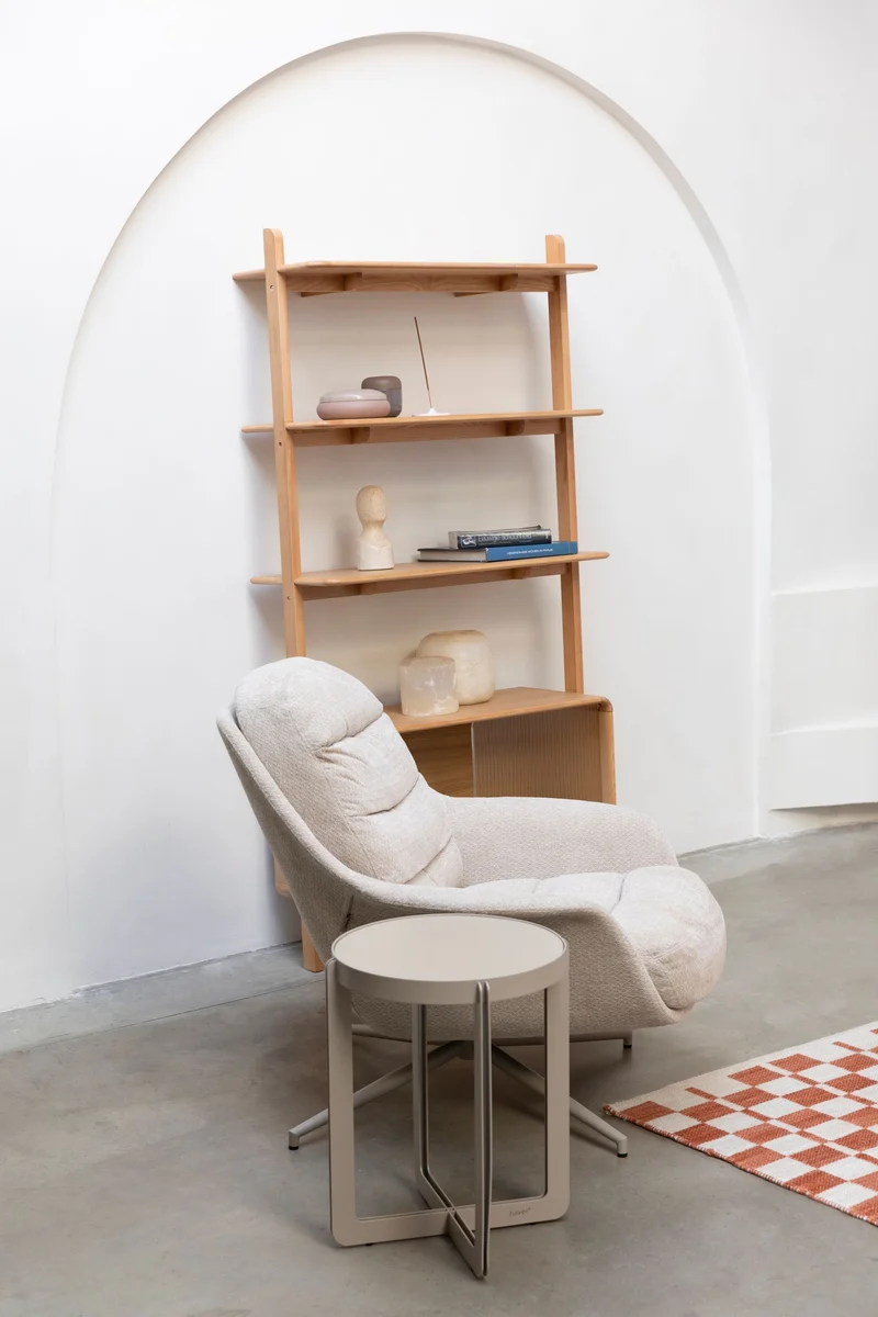 Loungesessel Philly Zuiver, drehbar in Beige mit weichem Stoffbezug