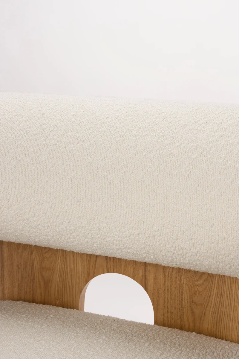 Loungesessel Oolong Beige mit Bouclé-Bezug und Eschenholz-Gestell