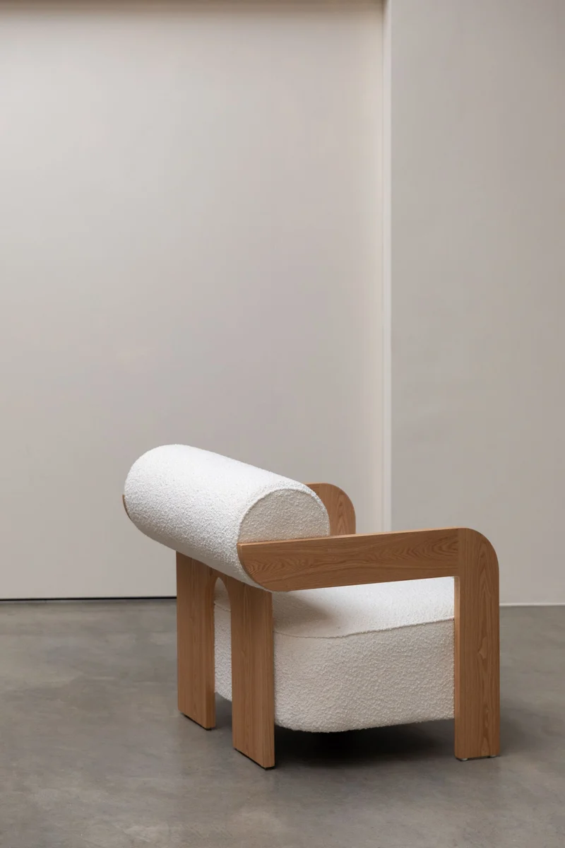 Loungesessel Oolong Beige mit Bouclé-Bezug und Eschenholz-Gestell