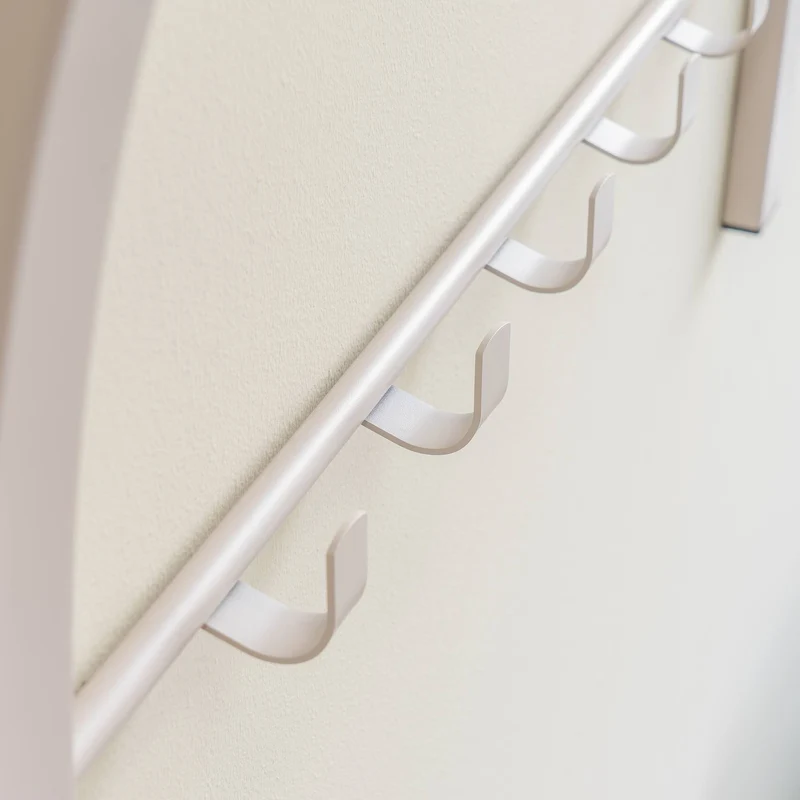 Design Wandgarderobe CARVE 1 Silky Taupe pulverbeschichtet von Spinder