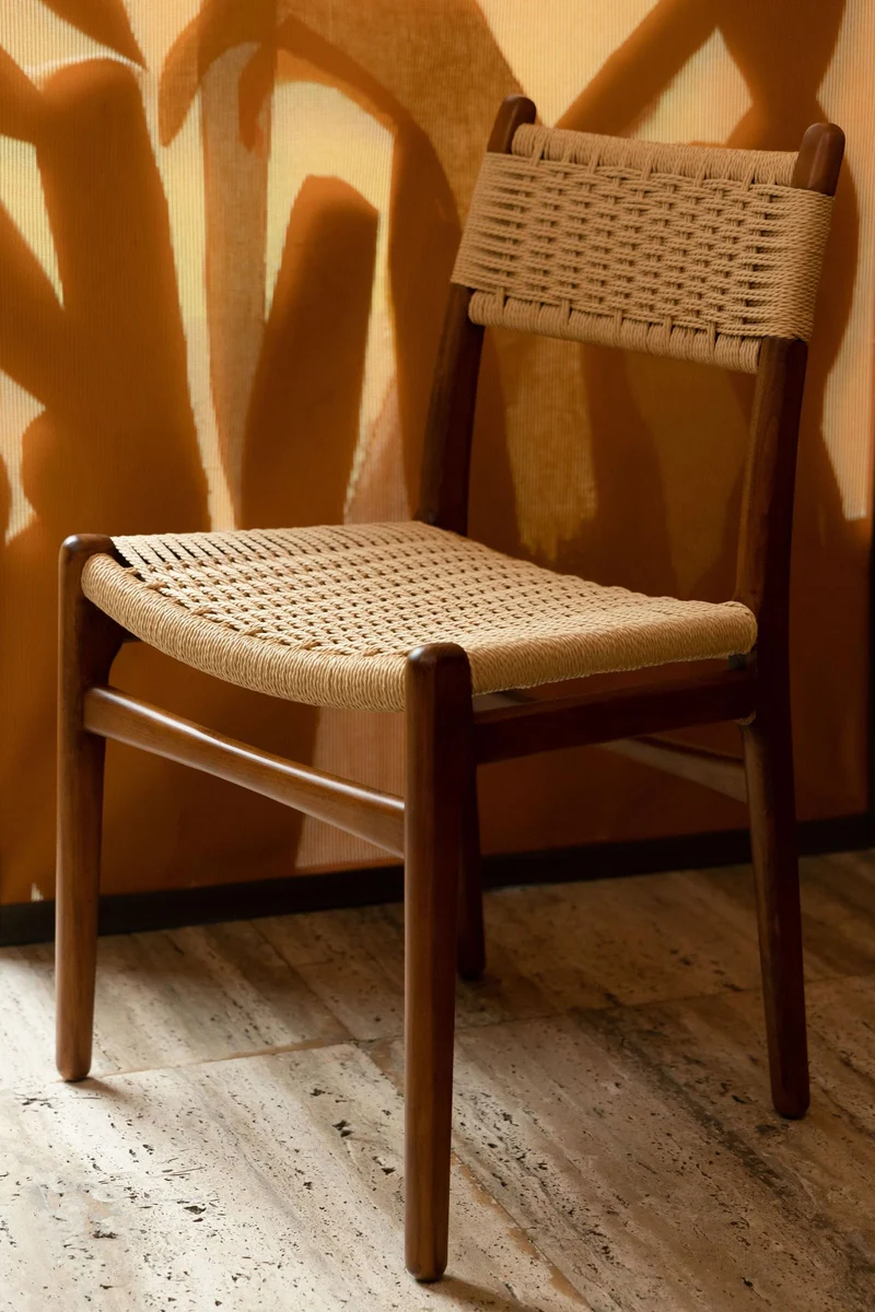 Dutchbone Stuhl Cecile Walnut: Holz & Geflecht im Retro-Look