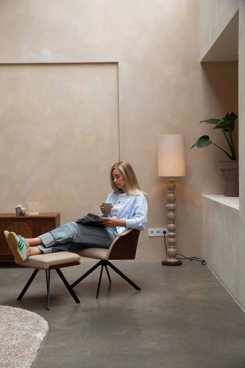 Hocker Frie | Eleganter Hocker in Lederoptik & Walnussfurnier