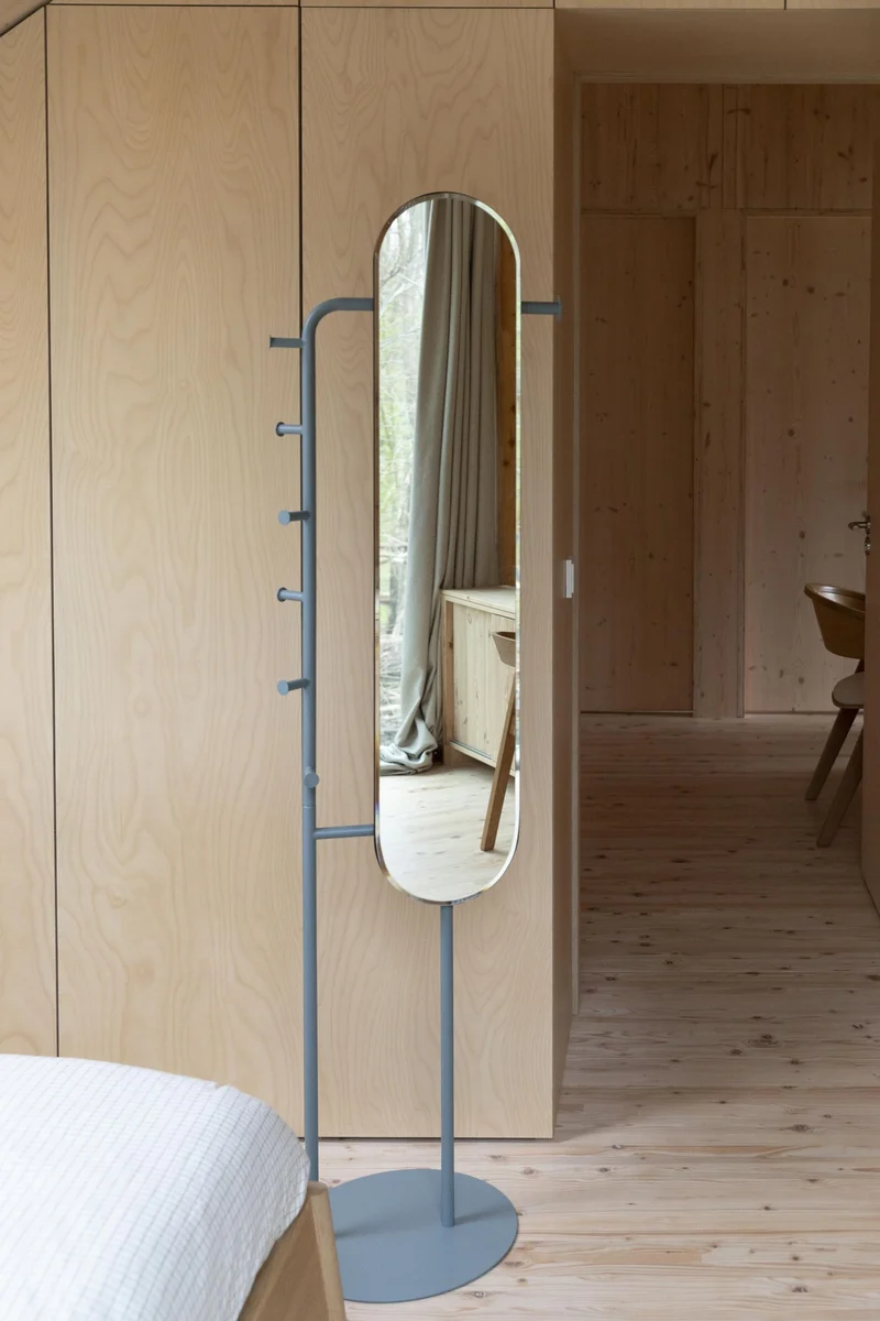 Standspiegel Vero Blau mit Garderobe | Design von Zuiver