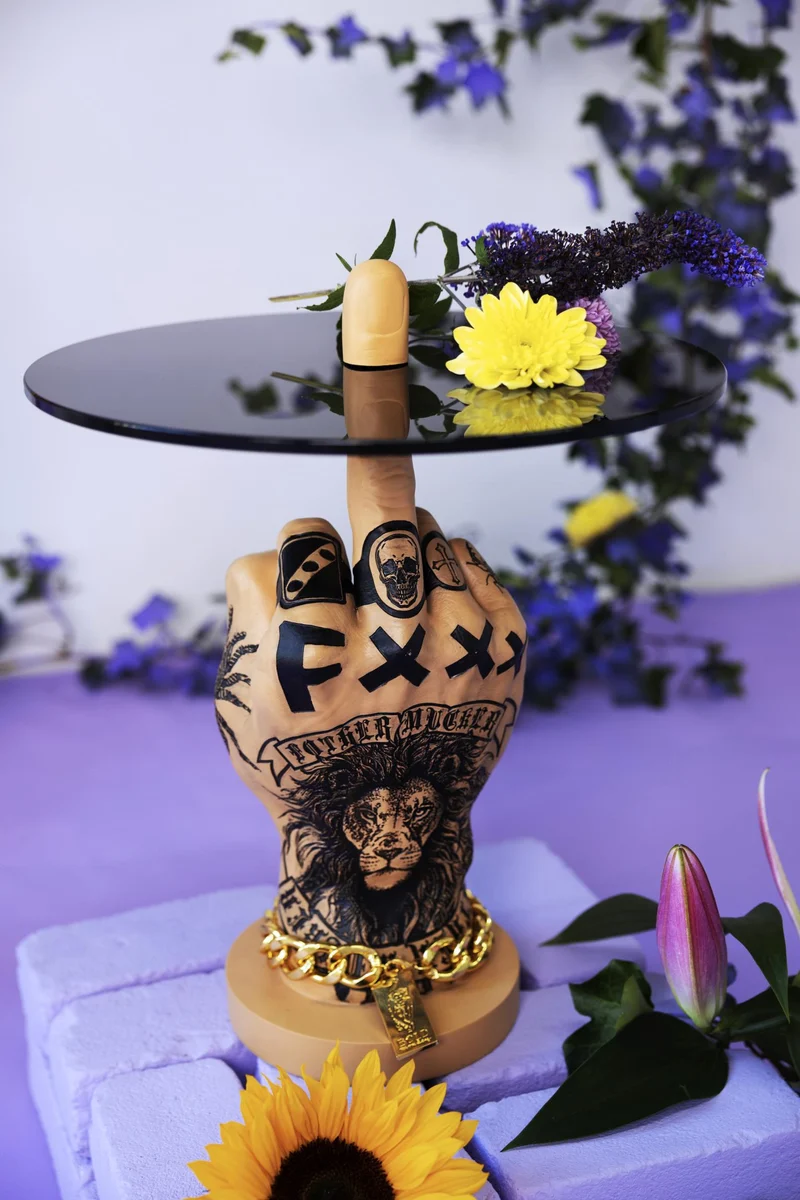 Beistelltisch Mittelfinger FOTHER MUCKER Löwe von BOLD Monkey