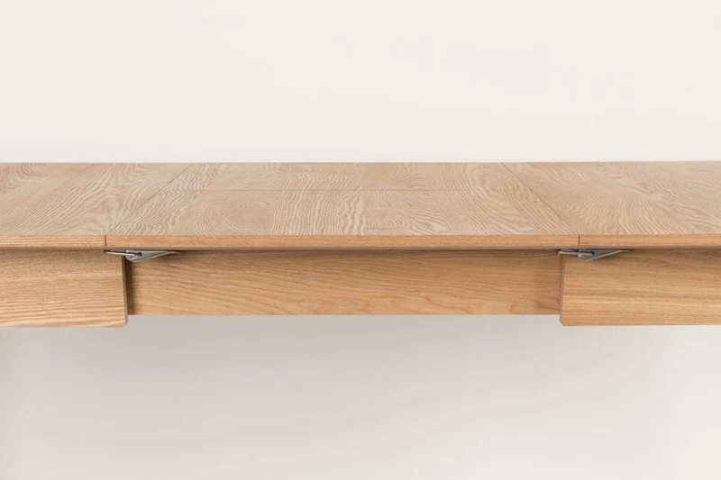 Esstisch GLIMPS von ZUIVER 120 x 80 ausziehbar Esche lackiert
